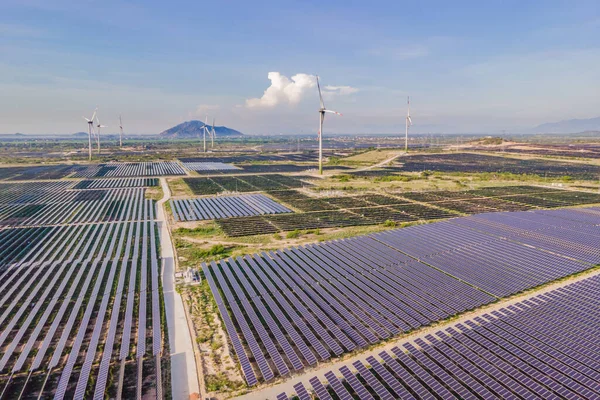 Güneş enerjisi panelleri ve rüzgar türbini. Drone görünümü — Stok fotoğraf