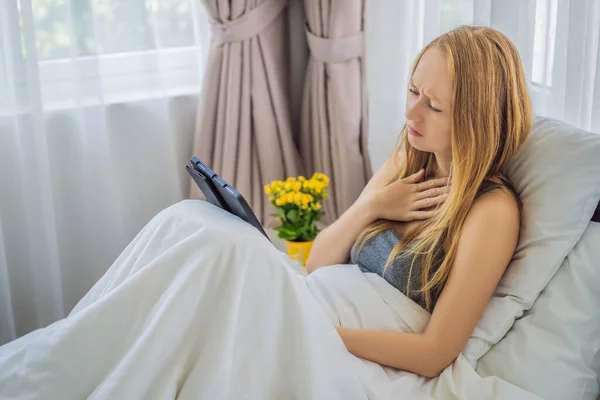 Γυναίκα μιλάει με βιντεοκλήση, ενώ βρίσκεται στο κρεβάτι — Φωτογραφία Αρχείου