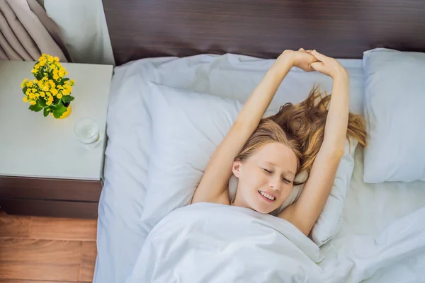 Giovane donna svegliarsi felicemente, dopo una buona notte di sonno — Foto Stock