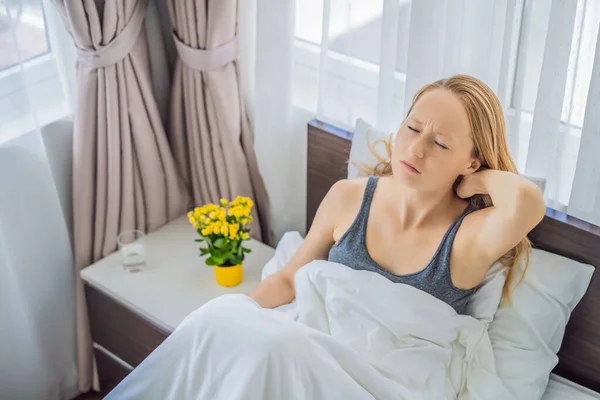 Zdenerwowana młoda kobieta leżąca rano w łóżku odczuwa ból w szyi po śnie, budzi się z bolesnym nagłym bólem lub sztywnością, niewłaściwą postawą podczas snu. Pojęcie fibromialgii — Zdjęcie stockowe