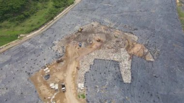 Katı atık depolama alanının havadan görüntüsü. Şehir atığı arıtma yeri. Çevre kirliliği. Toksik atık kirlilik kavramı