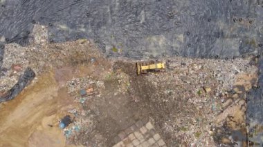 Katı atık depolama alanının havadan görüntüsü. Şehir atığı arıtma yeri. Çevre kirliliği. Toksik atık kirlilik kavramı