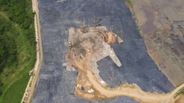 Katı atık depolama alanının havadan görüntüsü. Şehir atığı arıtma yeri. Çevre kirliliği. Toksik atık kirlilik kavramı