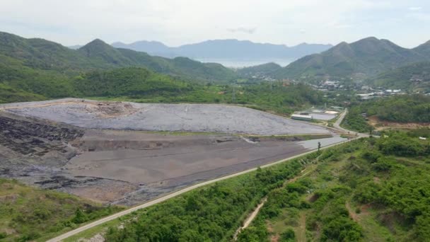 Vídeo com vista aérea superior de um aterro de resíduos sólidos. Local de tratamento de resíduos urbanos. Poluição ambiental. Conceito de poluição dos resíduos tóxicos — Vídeo de Stock