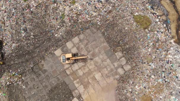 Video aereo dall'alto di una discarica di rifiuti solidi. Luogo di trattamento dei rifiuti urbani. Inquinamento ambientale. Concetto di inquinamento da rifiuti tossici — Video Stock