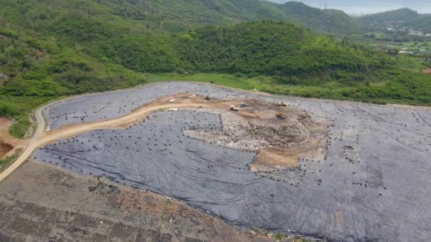 Vídeo de vista superior aérea de un vertedero de residuos sólidos. Lugar de tratamiento de residuos urbanos. Contaminación ambiental. Concepto de contaminación de residuos tóxicos — Vídeos de Stock