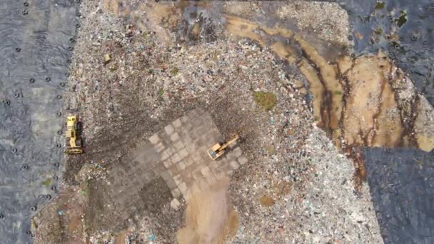 空中俯瞰一个固体废物填埋的视频。城市废物处理地点。环境污染。有毒废物污染概念 — 图库视频影像