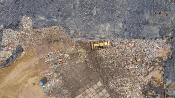Vídeo com vista aérea superior de um aterro de resíduos sólidos. Local de tratamento de resíduos urbanos. Poluição ambiental. Conceito de poluição dos resíduos tóxicos — Vídeo de Stock