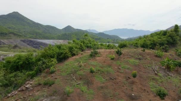 Vídeo com vista aérea superior de um aterro de resíduos sólidos. Local de tratamento de resíduos urbanos. Poluição ambiental. Conceito de poluição dos resíduos tóxicos — Vídeo de Stock