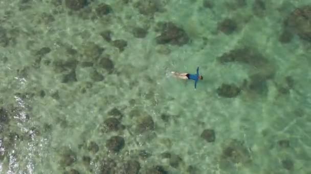 4K légi lassított felvétel egy fiatal nő búvárkodás egy tiszta kék tenger víz — Stock videók