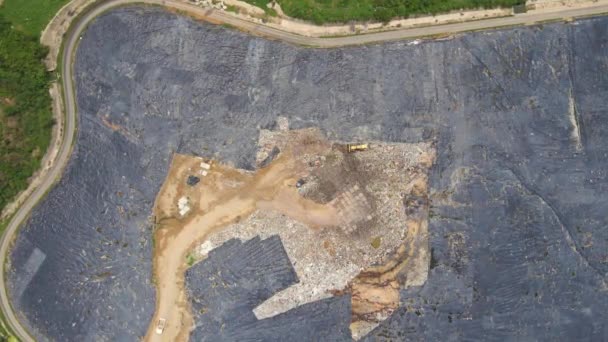 Vídeo de vista superior aérea de un vertedero de residuos sólidos. Lugar de tratamiento de residuos urbanos. Contaminación ambiental. Concepto de contaminación de residuos tóxicos — Vídeos de Stock