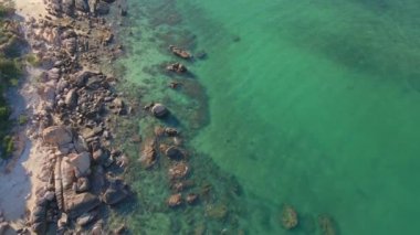 Tropik bir plajdaki güzel kayaların 4K hava yavaşlatıcı çekimi.