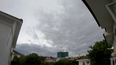 Merkezinde inşaat alanı olan bir şehirde bulutlu bir günün zamanı.