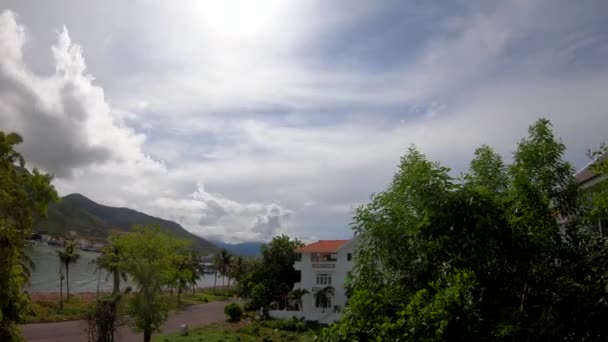 Timelapse μιας συννεφιασμένης ημέρας σε μια πόλη δίπλα στη θάλασσα — Αρχείο Βίντεο