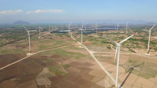 Toma aérea de un complejo de turbinas eólicas en un gran campo de cultivo. Concepto de energía verde. Concepto de cero emisiones — Vídeos de Stock