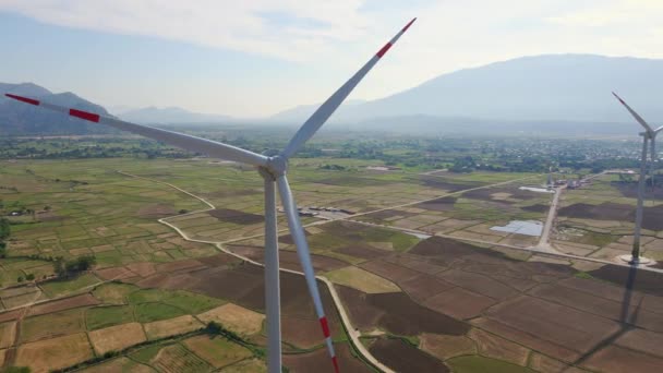 Légi felvétel egy nagy mezőn álló szélturbinakomplexumról. Zöld energia koncepció. Nulla kibocsátás fogalma — Stock videók
