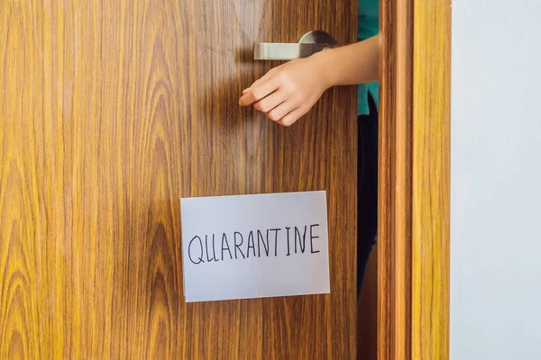 Coronavirus covid-19 quarantine sign at Front door, quarantine sign at home — Stock Photo, Image