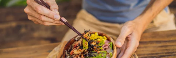Man eet Poke bowl met garnalen, maïs, avocado, gember en champignons BANNER, LANG FORMAT — Stockfoto