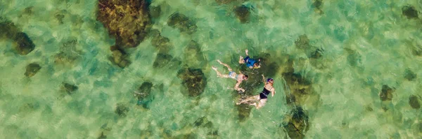 Les gens font de la plongée avec tuba parmi les coraux. Vue depuis le drone BANNER, FORMAT LONG — Photo