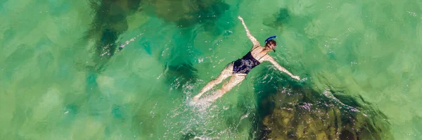 Η γυναίκα κάνει καταδύσεις ανάμεσα στα κοράλλια. Θέα από το drone BANNER, Long Format — Φωτογραφία Αρχείου
