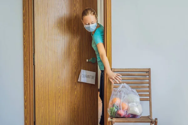 Comida a domicilio durante el brote de virus, pánico coronavirus y pandemias. Manténgase a salvo Coronavirus covid-19 signo de cuarentena en la puerta principal, signo de cuarentena en casa — Foto de Stock