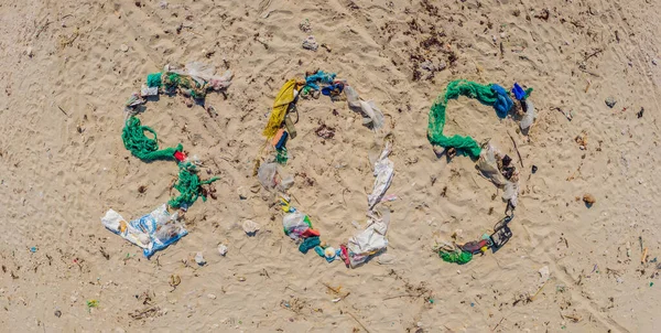 Miljöproblem. Ekologiskt koncept. Plast på stranden med sos skrift. Spillt skräp på stranden — Stockfoto