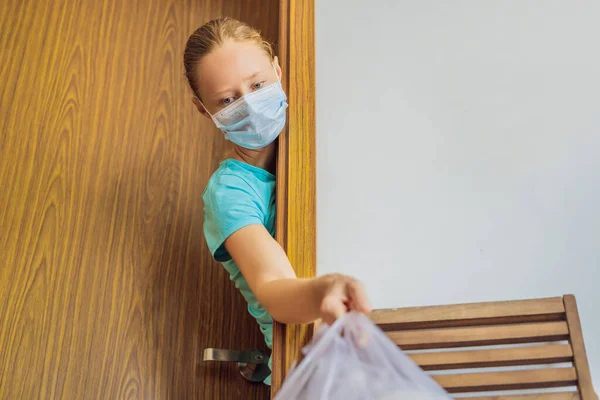 Home delivery food during virus outbreak, coronavirus panic and pandemics. Stay safe Coronavirus covid-19 quarantine sign at Front door, quarantine sign at home — Stock Photo, Image
