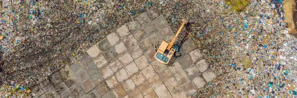 Zdjęcie z lotu drona z dużej sterty śmieci. Stos śmieci na wysypisku śmieci lub wysypisku śmieci. BANNER zanieczyszczenia środowiska, LONG FORMAT — Zdjęcie stockowe
