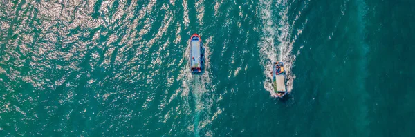 Luchtfoto van kleine boot stroomt in zee, reizen en vakantie concept BANNER, LONG FORMAT — Stockfoto