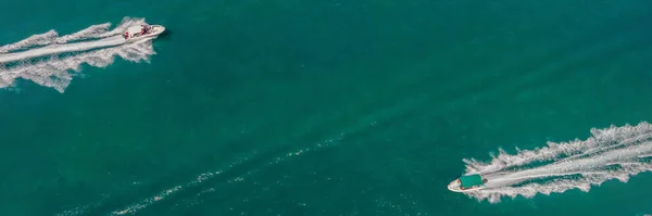 Luftaufnahme eines kleinen Bootes, das im Meer fließt, Reise- und Urlaubskonzept BANNER, LONG FORMAT — Stockfoto