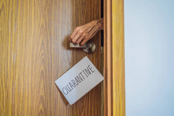 Coronavirus covid-19 signo de cuarentena en la puerta delantera, signo de cuarentena en casa — Foto de Stock