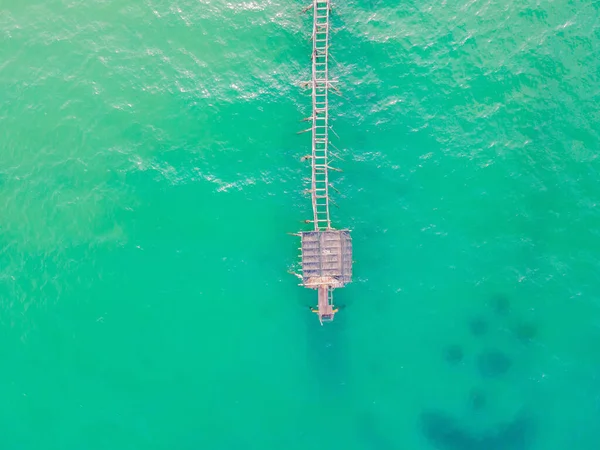 Muelle de embarcadero de hormigón y agua turquesa, tiro con drones — Foto de Stock