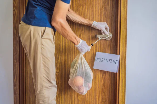 Home delivery food during virus outbreak, coronavirus panic and pandemics. Stay safe Coronavirus covid-19 quarantine sign at Front door, quarantine sign at home — Stock Photo, Image