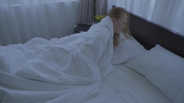 Uma mulher numa cama não consegue adormecer. Conceito de insônia — Vídeo de Stock