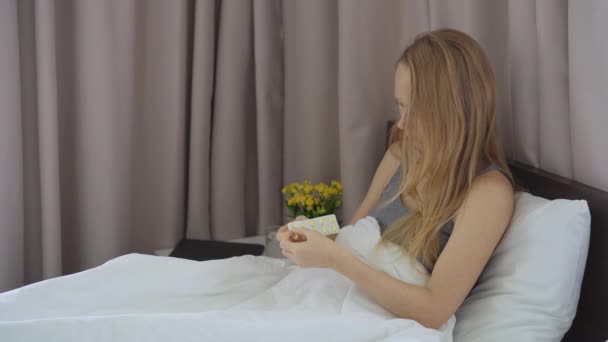 Egy fiatal nő altatót szed lefekvés előtt. Álmatlanság fogalma — Stock videók