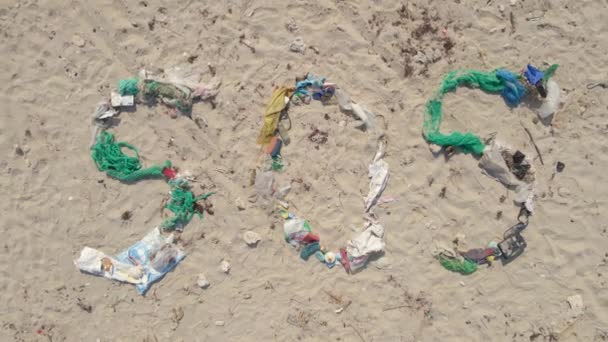 Luftaufnahme des Schildes SOS aus Müll an einem Strand. Ökologisches Katastrophenkonzept. Konzept zur Plastikverschmutzung — Stockvideo