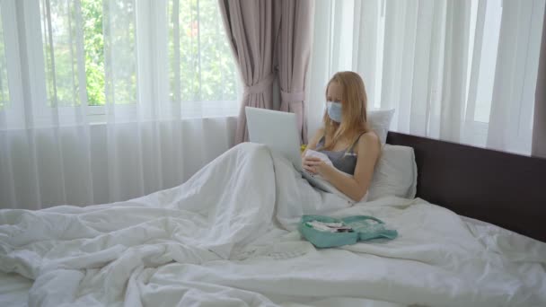 Giovane donna malata parla con un medico usign programma di videoconferenza. Visita virtuale Medici e Psicologi. Appuntamento a distanza. Concetto di telesanità — Video Stock