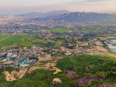 Dağlar, nehir ve şehir Nha Trang, insansız hava aracı manzaralı.
