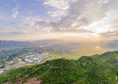 Dağlar, nehir ve şehir Nha Trang, insansız hava aracı manzaralı.