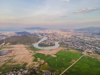 Dağlar, nehir ve şehir Nha Trang, insansız hava aracı manzaralı.