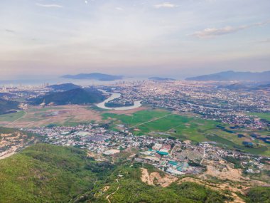 Dağlar, nehir ve şehir Nha Trang, insansız hava aracı manzaralı.