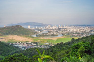 Dağlar, nehir ve şehir Nha Trang, insansız hava aracı manzaralı.