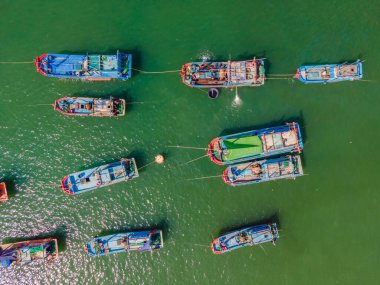 Nehirde Vietnamlı tekneleri. Nehir kirliliği