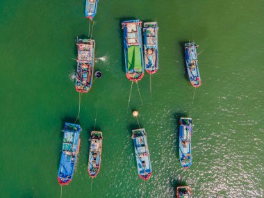 Nehirde Vietnamlı tekneleri. Nehir kirliliği