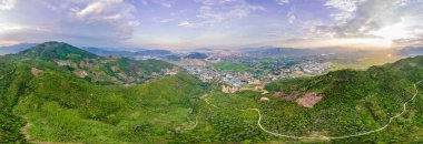 Dağlar, nehir ve şehir Nha Trang, insansız hava aracı manzaralı.