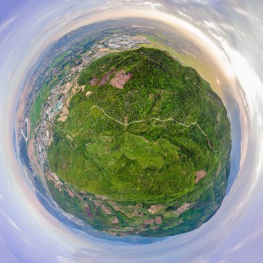 Dağlar, nehir ve şehir Nha Trang, insansız hava aracı manzaralı.
