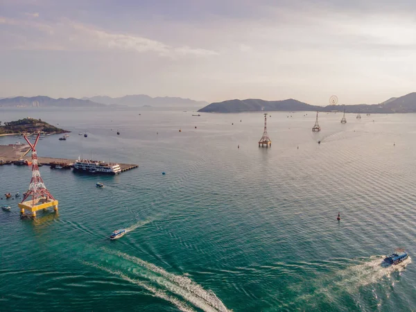 De kabelbaan bij Nha Trang Beach. Luchtfoto van drone — Stockfoto