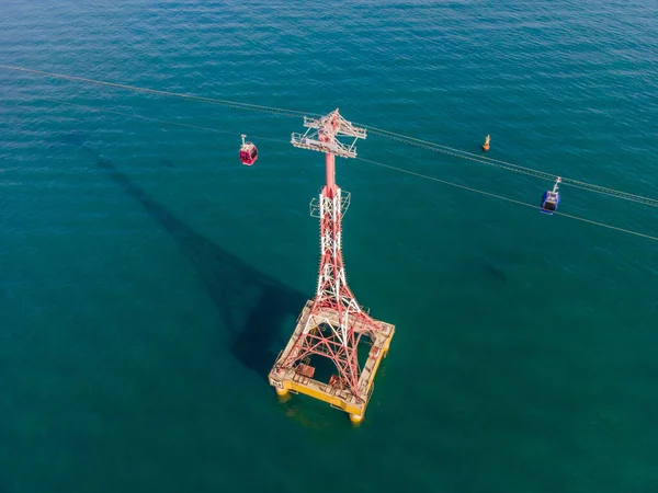 O teleférico na praia de Nha Trang. Vista aérea do drone — Fotografia de Stock