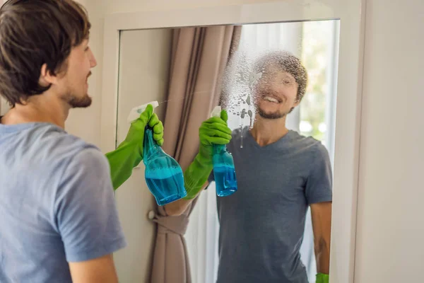 Fiatal férfi tisztító tükör otthon hotel — Stock Fotó