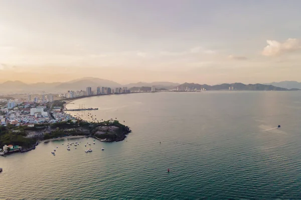 De kabelbaan bij Nha Trang Beach. Luchtfoto van drone — Stockfoto